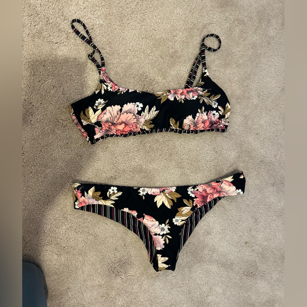 Billabong floral suit reversible